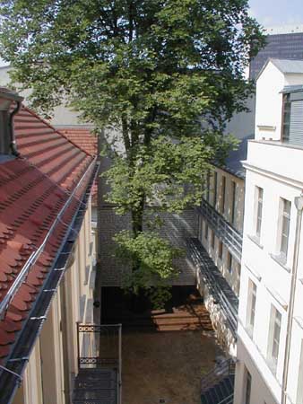Blick vom Balkon in den Innenhof