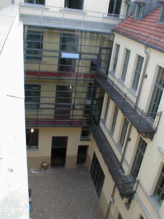 Blick vom Balkon in den Innenhof